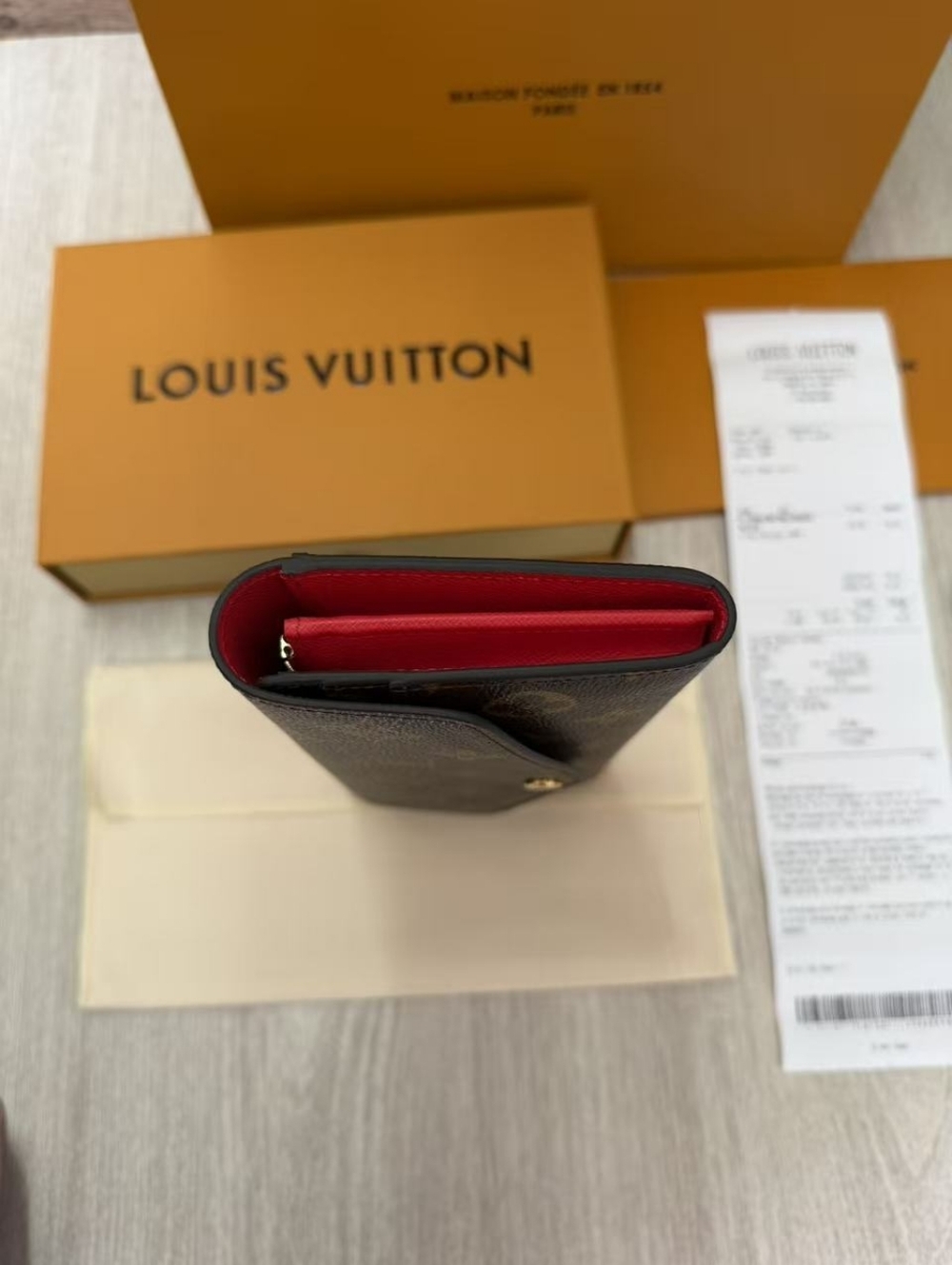 Louis Vuitton Sarah Wallet - Picture 9 of 16